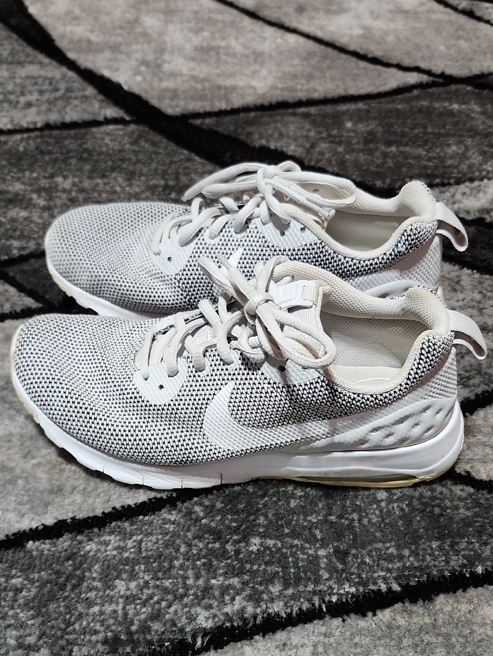 NIKE "SWOOSH" AIR MAX MOTION WHITE & GRAY RUNNING SHOES SNEAKERS
